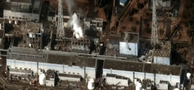 Satellitenfoto der Reaktorblöcke 1 bis 4 (von rechts nach links) am 16. März 2011 nach mehreren Explosionen und Bränden