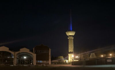 Gempthalle mit blau-gelb beleuchtetem Wasserturm