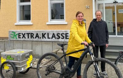 Silke Wellmeier aus der Kreistagsfraktion und Manfred Kintzel vom Ortsverband vor dem EXTRA.KLASSE-Besuch