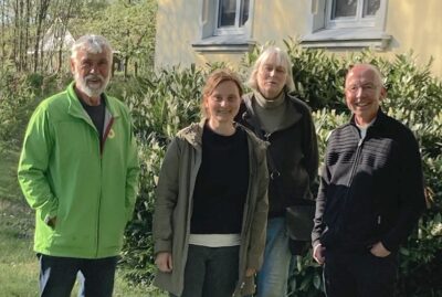 Silke Wellmeier mit Vertretern der Kreis- und Kommunalpolitik zu Besuch bei Peter Kossen (rechts)